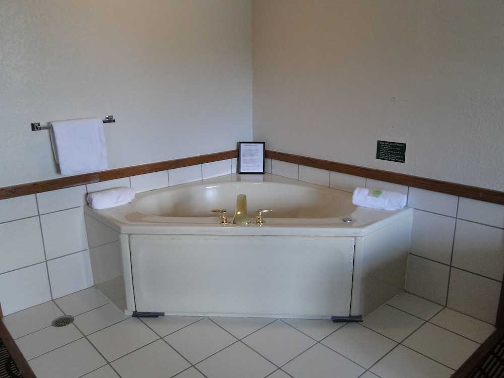 Deluxe Suite, 1 King Bed, Jetted Tub