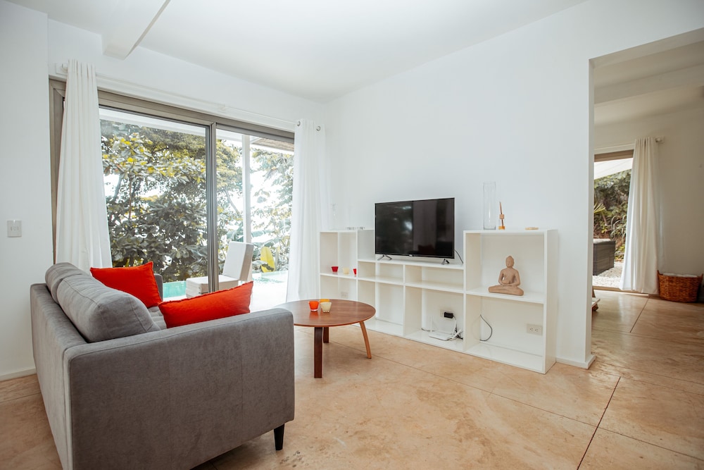 Apartamento de lujo, piscina privada, vista parcial al océano