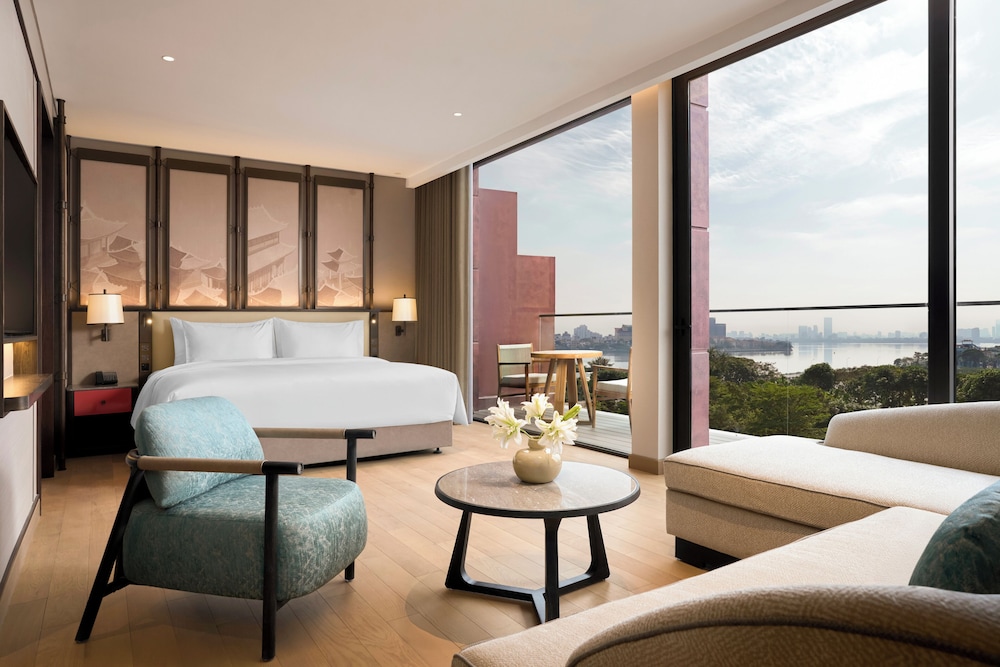 Junior Room, 1 King Bed, Balcony