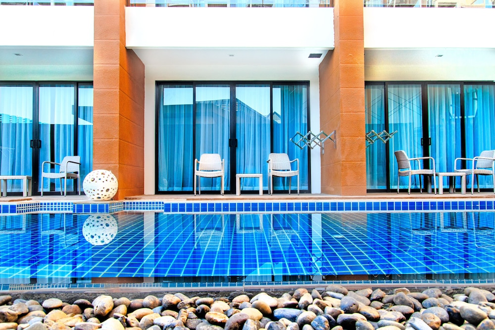 Deluxe Pool Access photo 2