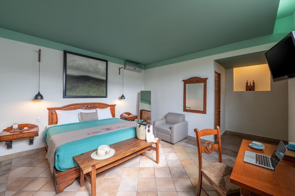 Superior Room, 1 King Bed photo 3