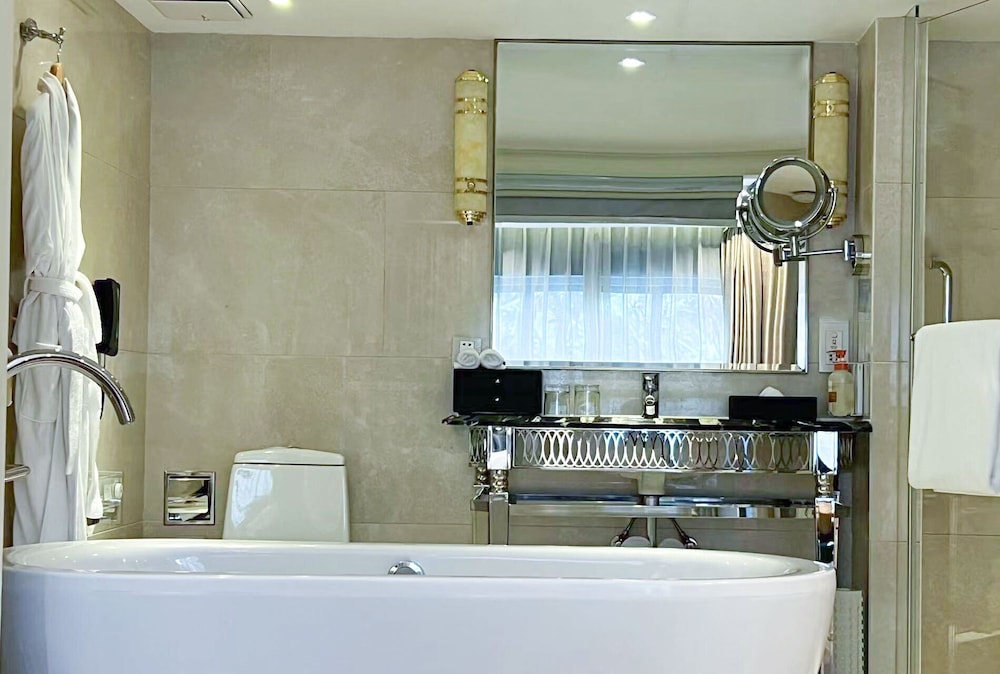 Junior Loft, 1 King Bed, Club Lounge Access (Lounge Access) photo 3