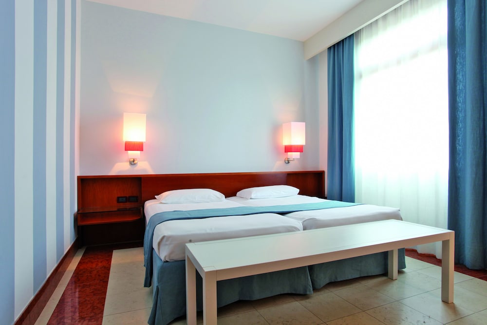 Economy Double Room, 2 Twin Beds (Breakfast Excluded)