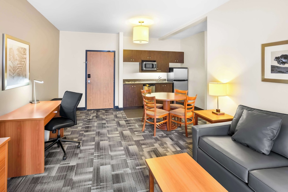 Suite, 1 King Bed, Non Smoking photo 2