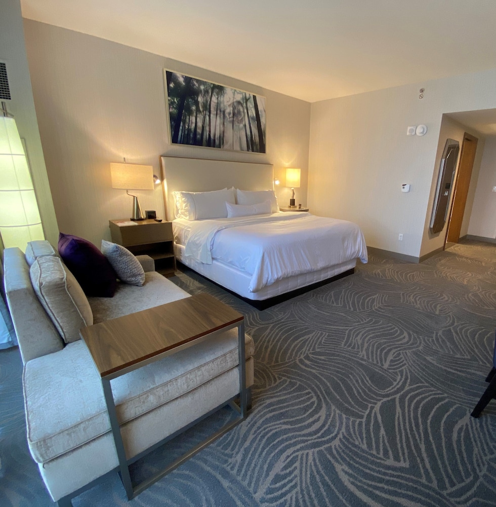 Traditional Room, 1 King Bed (Mobility/Hearing Accessible, Tub)