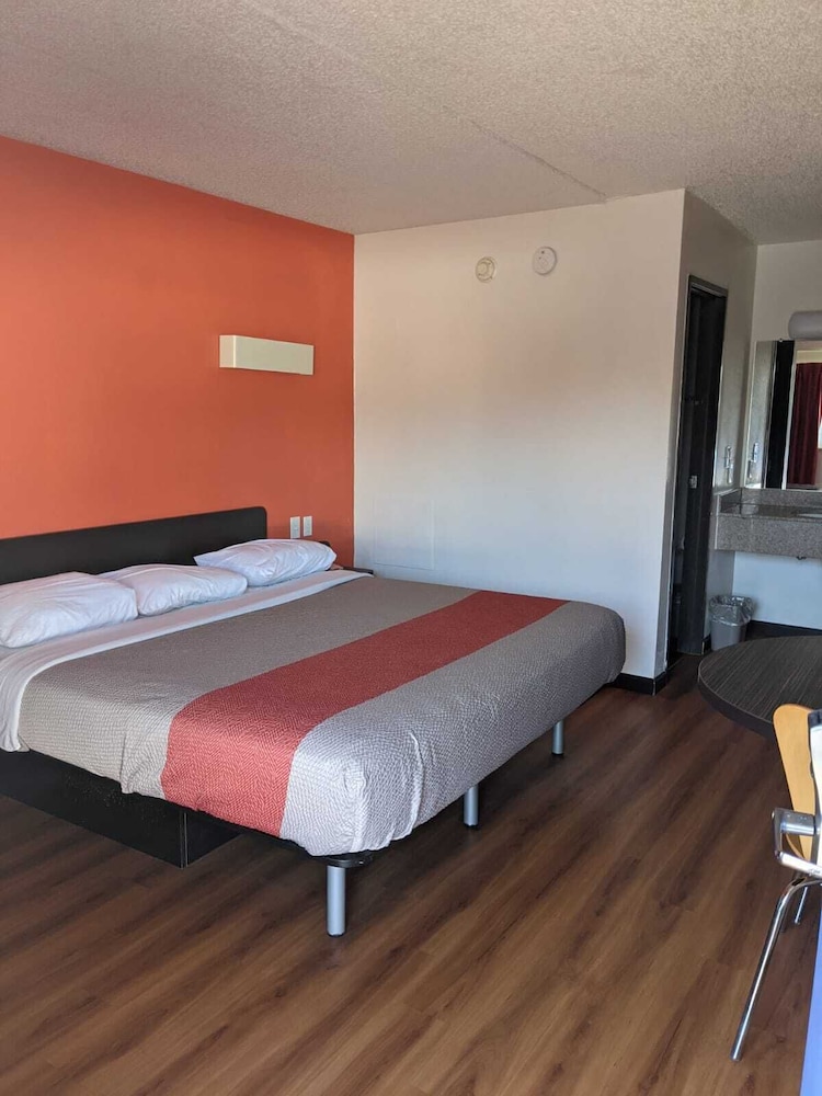 Standard Room, 1 King Bed, Non Smoking - Photo 1