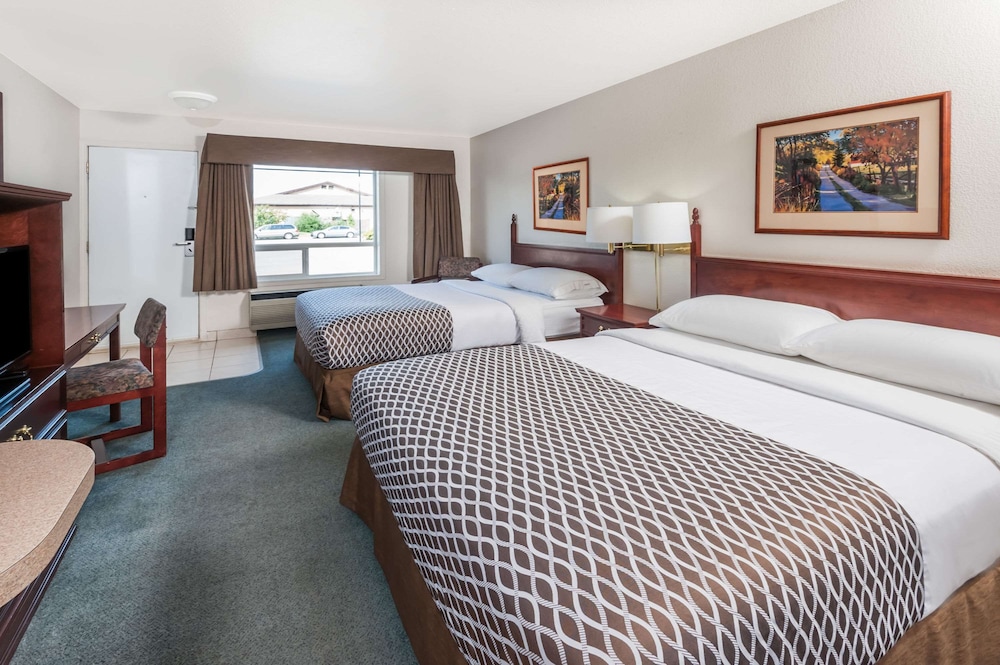 Efficiency, Standard Room, 2 Queen Beds - Photo 1