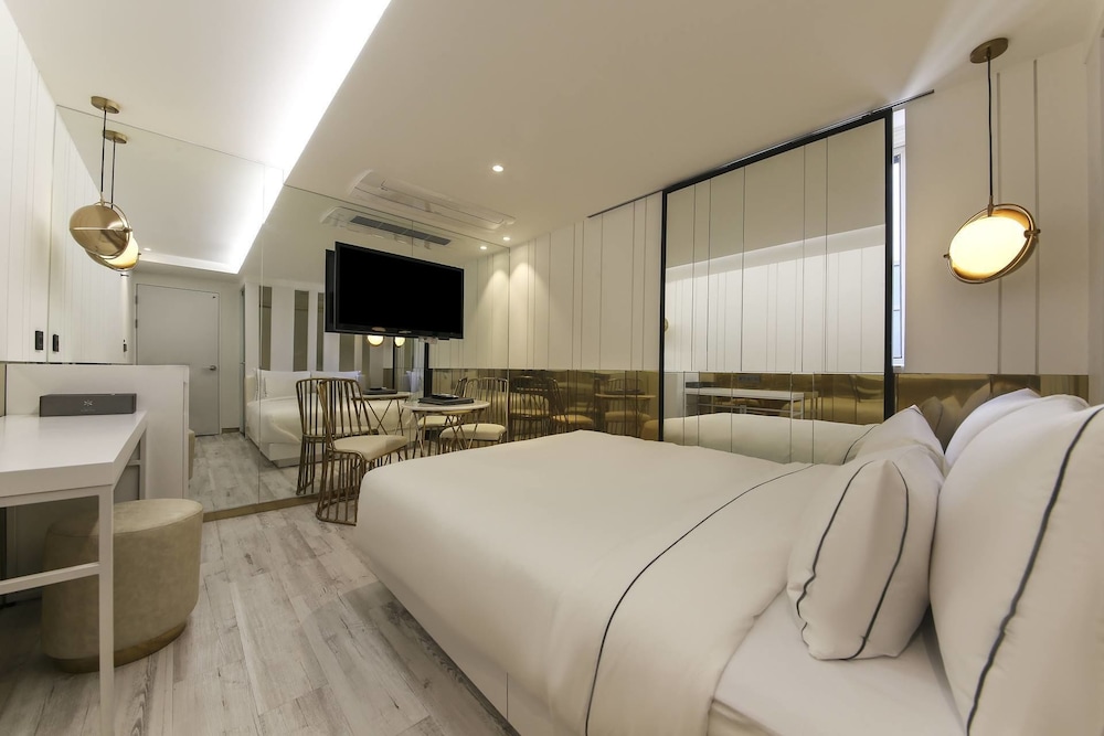 Deluxe Room - Photo 10