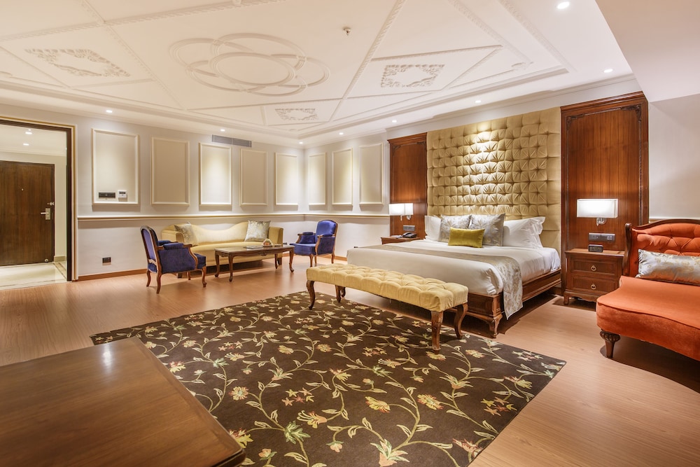 Royal Suite, 1 Bedroom, Pool View photo 3