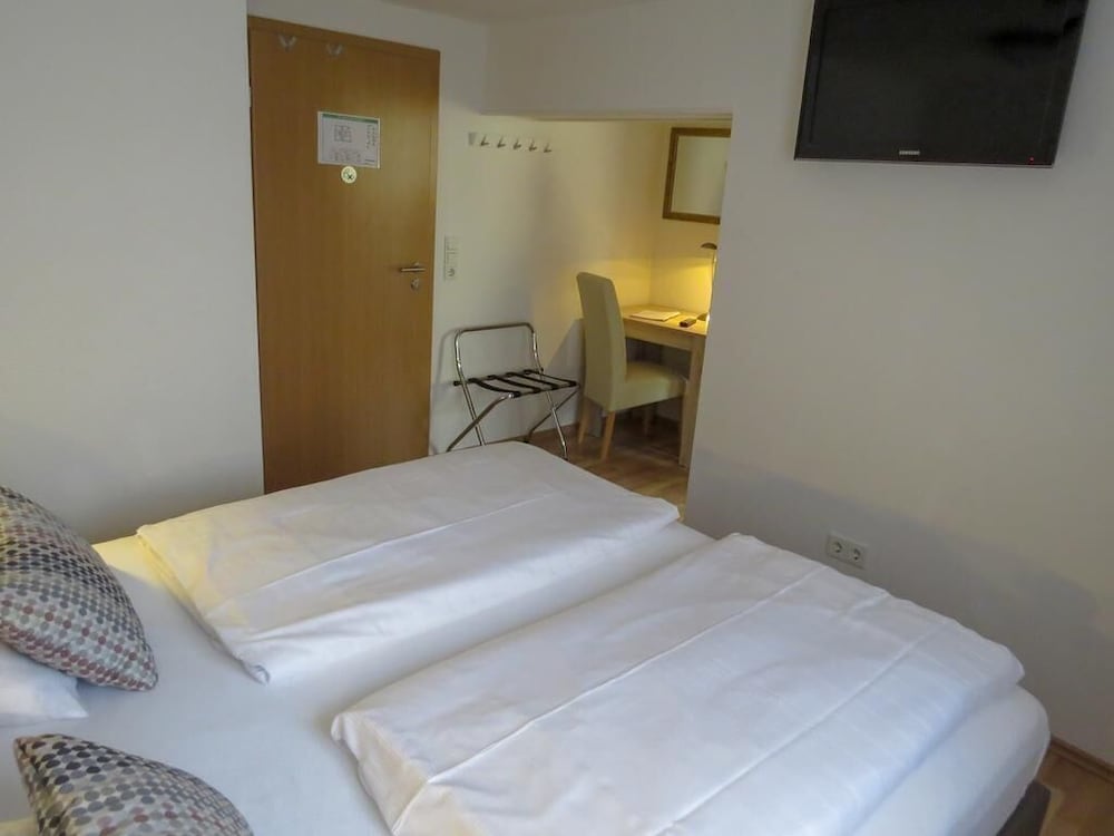 Basic Double Room - Photo 7