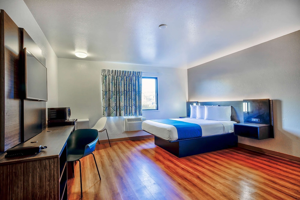 Standard Suite, 1 Queen Bed, Non Smoking photo 2