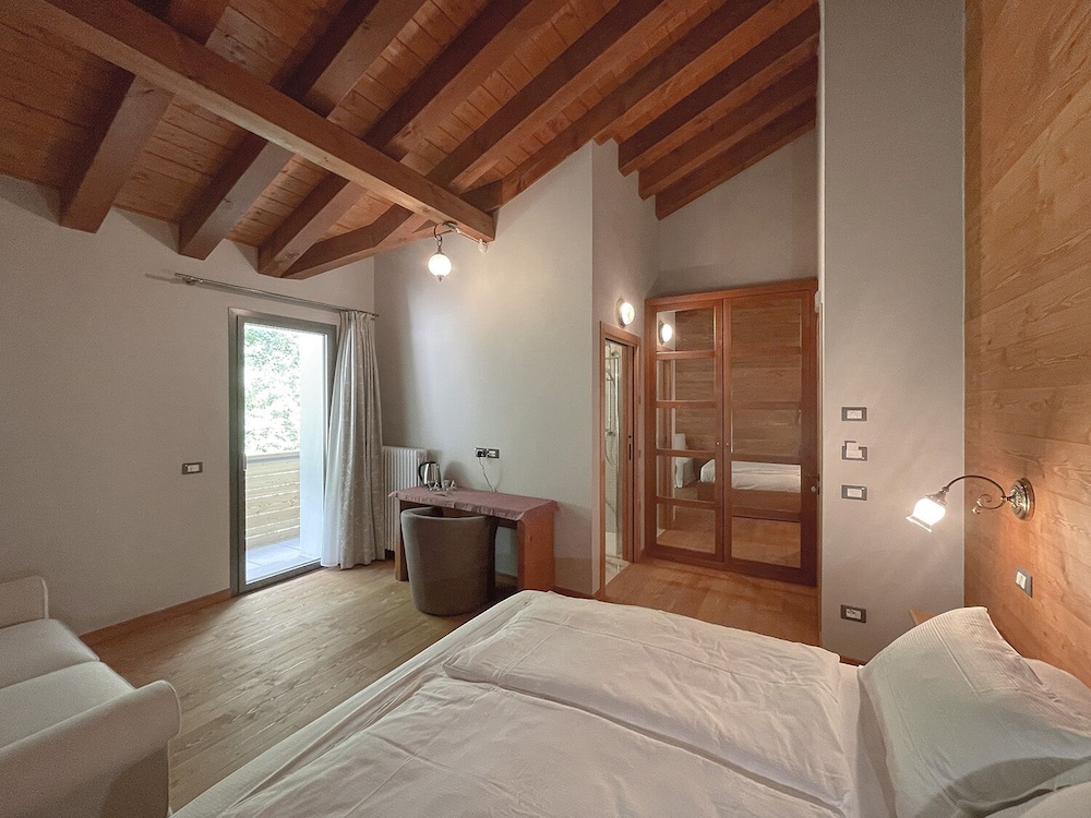 Standard Double Room, 1 Queen Bed with Sofa bed, Balcony, Mountain View photo 3