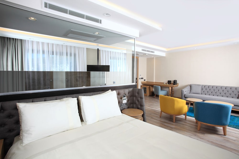 Deluxe Suite, City View (Single Use) photo 3