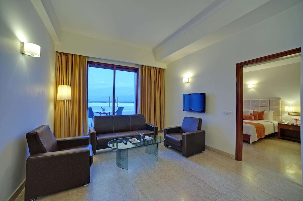 Suite, 1 King Bed, Pool View - Photo 1