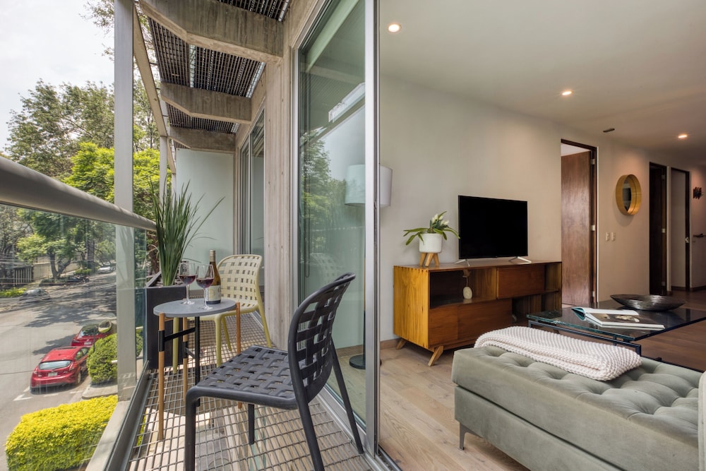 Apartment with Balcony - Photo 5
