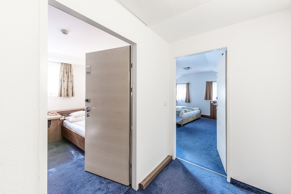 Classic Triple Room With 2 Bedrooms photo 1