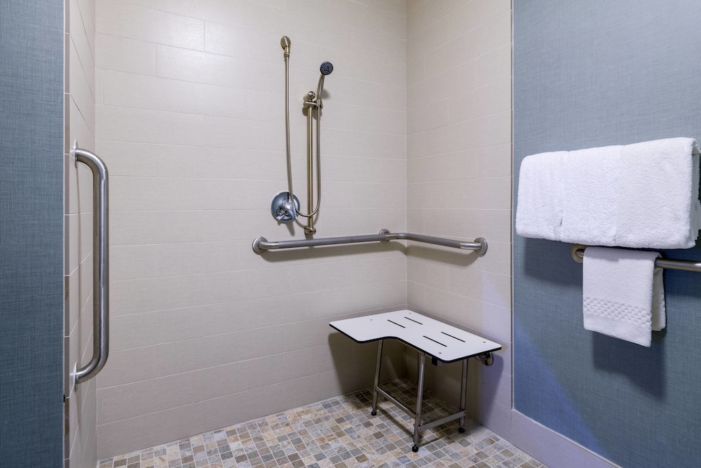 Suite, 2 Bedrooms, Fireplace, Corner - Photo 6
