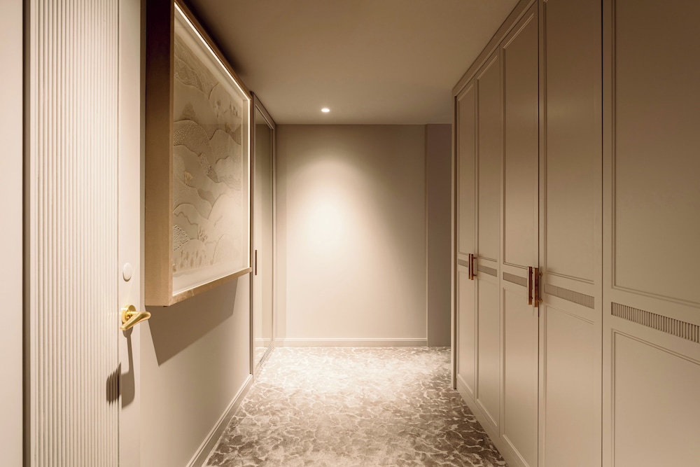Suite, River View - Photo 3