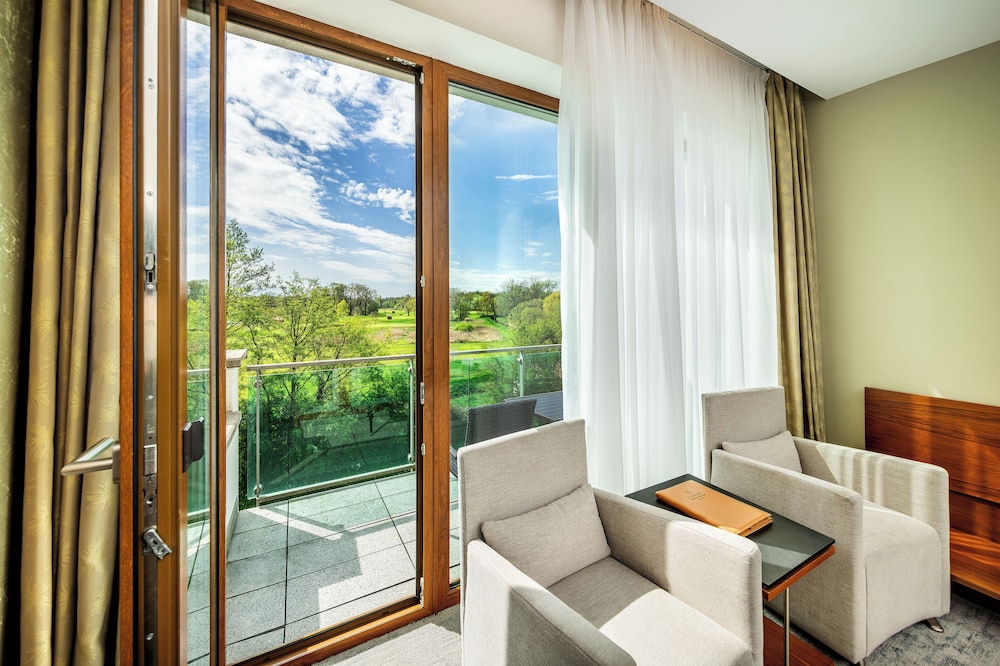 Deluxe Double Room with Golf Course View and Balcony photo 2