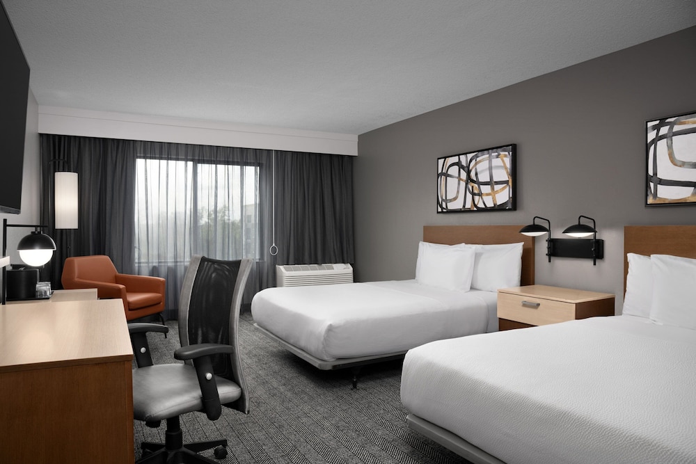 Room, 2 Queen Beds thumbnail 5