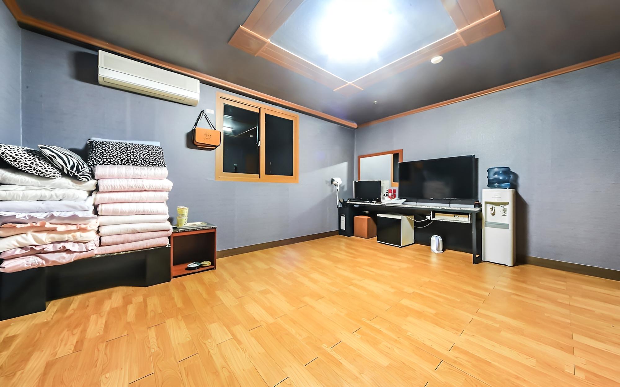 Room (Ondol room (for two people additional)