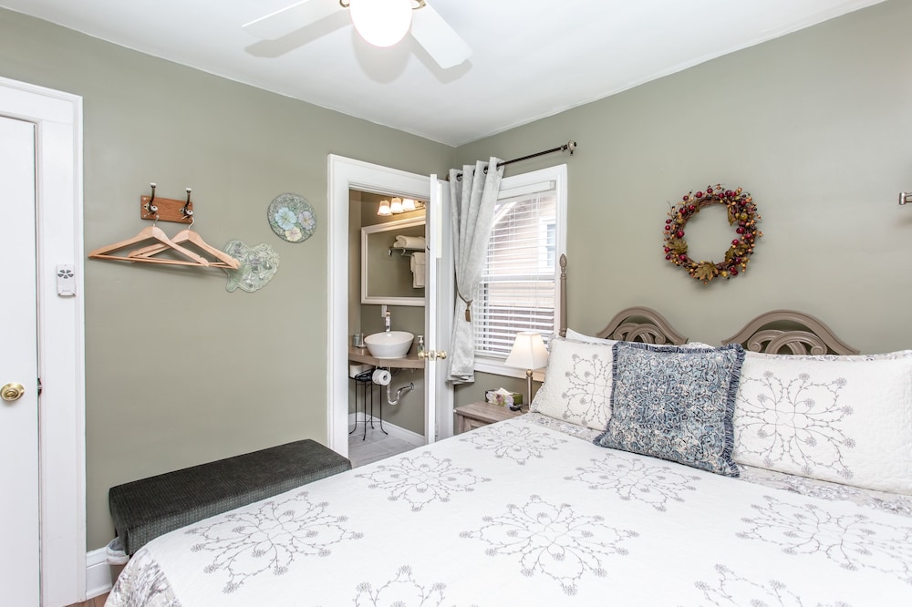Signature Double Room, 1 Queen Bed (Green Room) photo 3