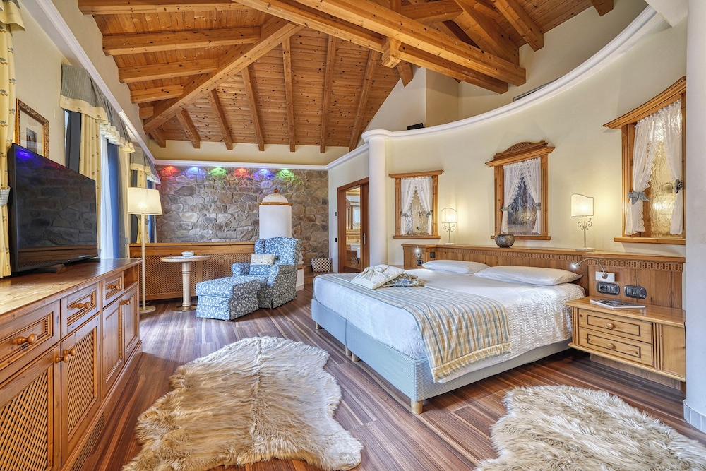Romantic Suite, Hot Tub photo 3