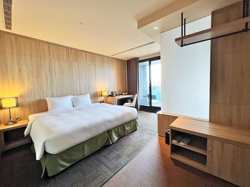 Balcony Room With Cityview (King Size Bed)