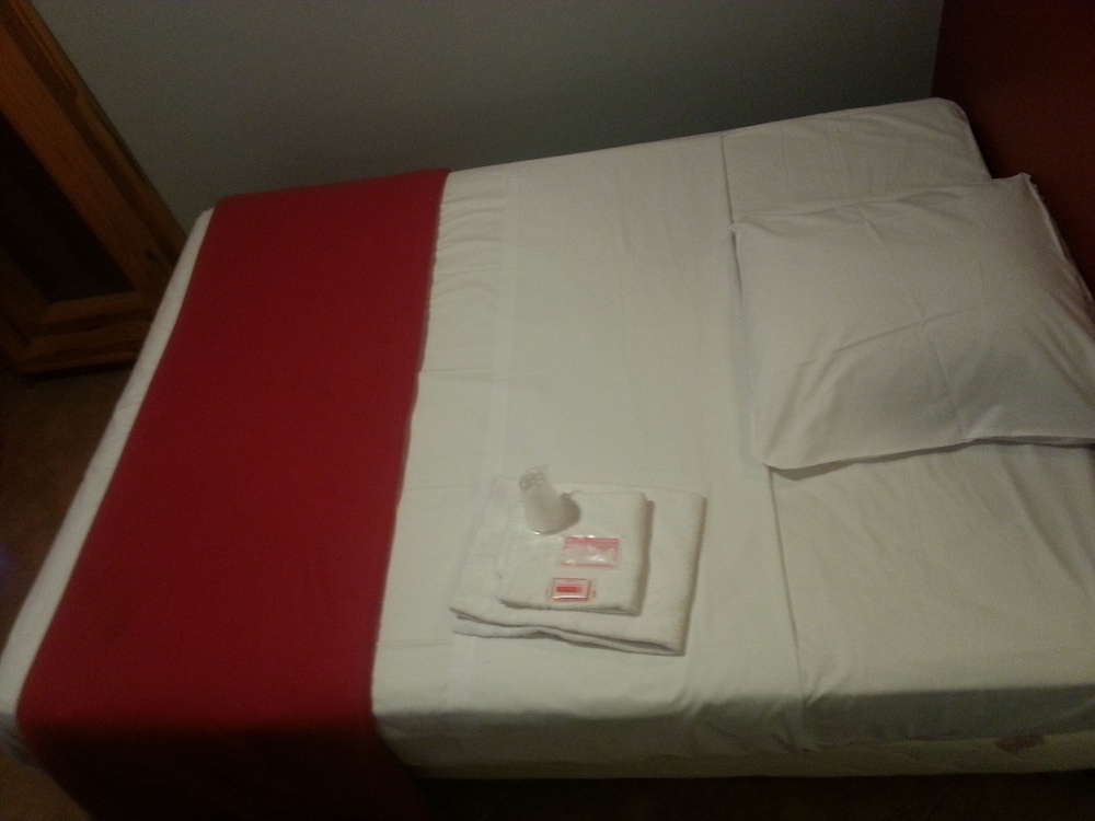 Standard Twin Room, 2 Twin Beds, Private Bathroom photo 3
