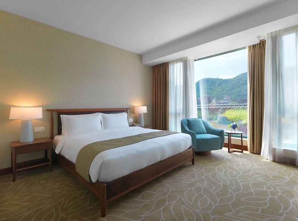 Deluxe Room, 1 King Bed, Water View photo 2
