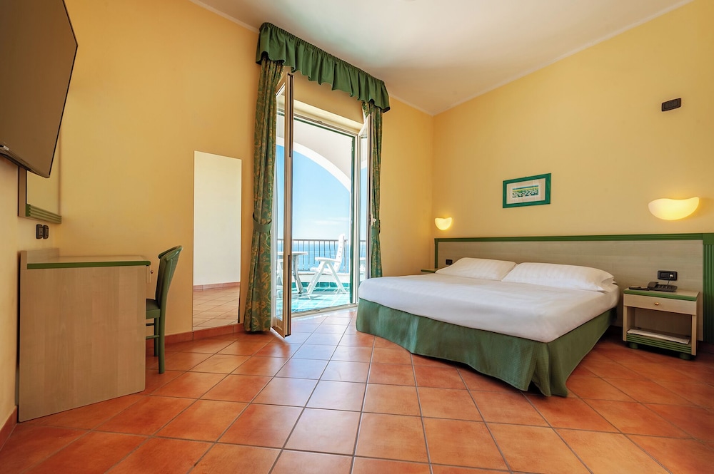 Superior Room, 1 King Bed, Terrace, Sea View - Photo 2