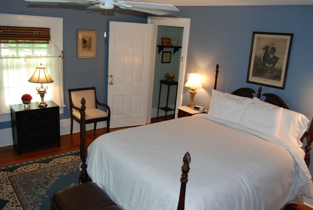 Exclusive Room, 1 Queen Bed, Private Bathroom, Corner photo 3