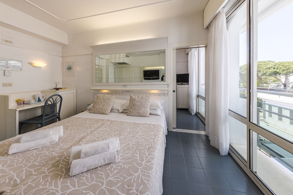 Standard Double or Twin Room - Photo 23