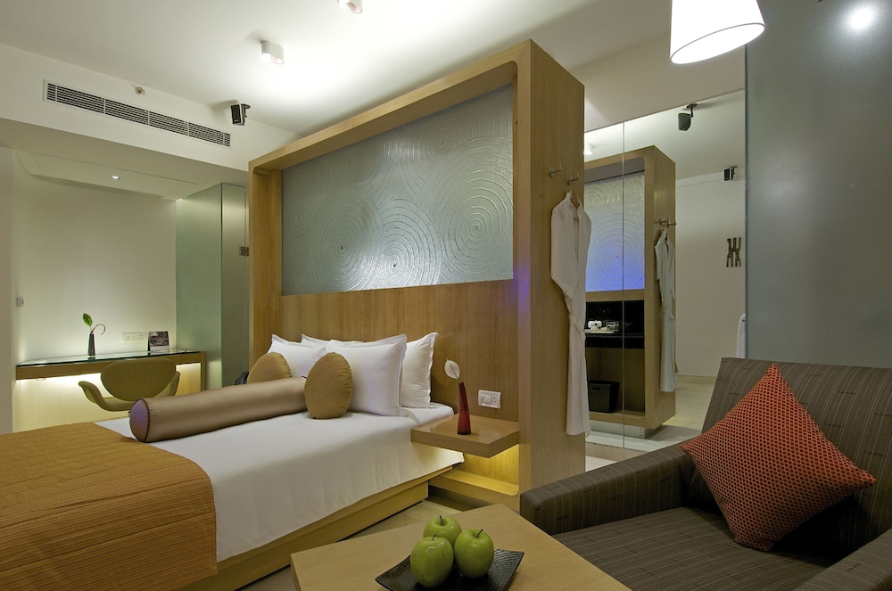 Premium Room Pool View Queen Bed - Photo 5