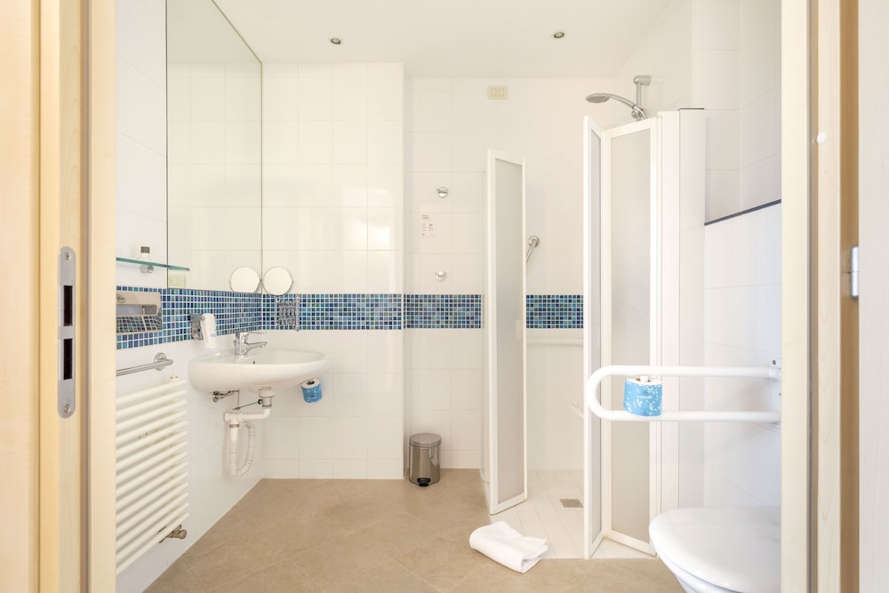 Standard Twin Room, Mobility Accessible, Non Smoking - Photo 4