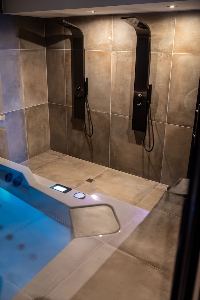 Deluxe Suite, Hot Tub - Photo 44