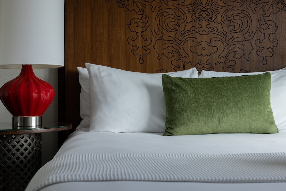 Suite, 1 King Bed, Non Smoking, River View (Corner) - Photo 8