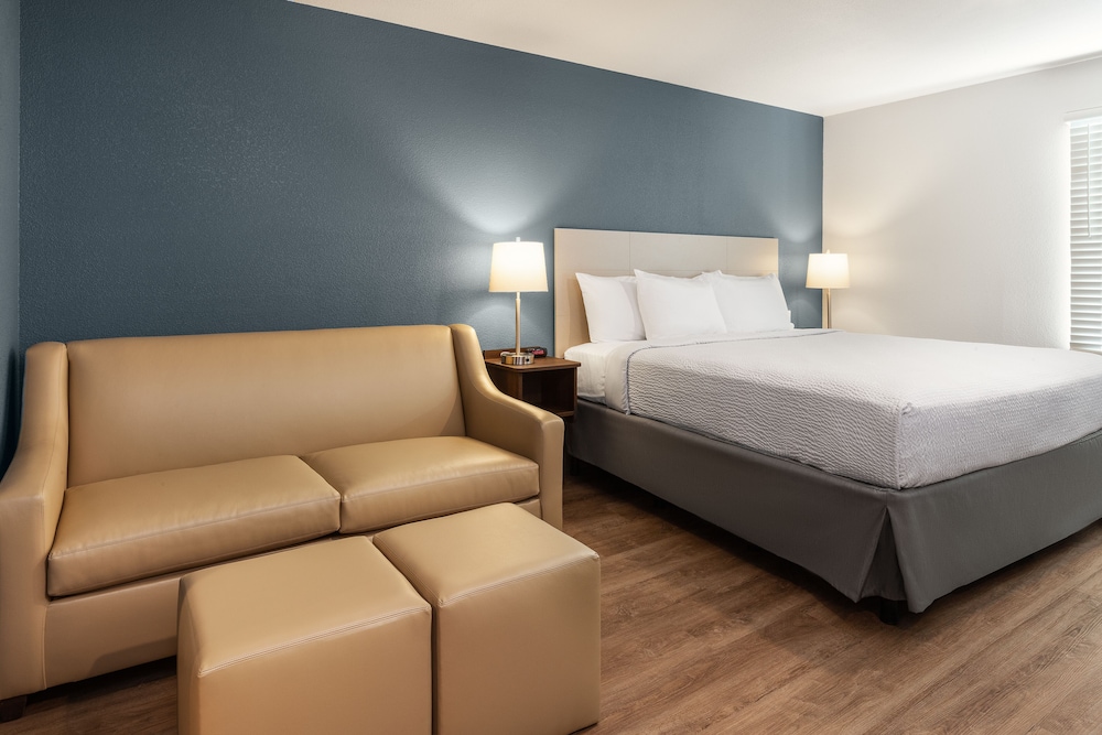 Basic Room, 1 King Bed, Non Smoking (Accessible Tub) photo 2