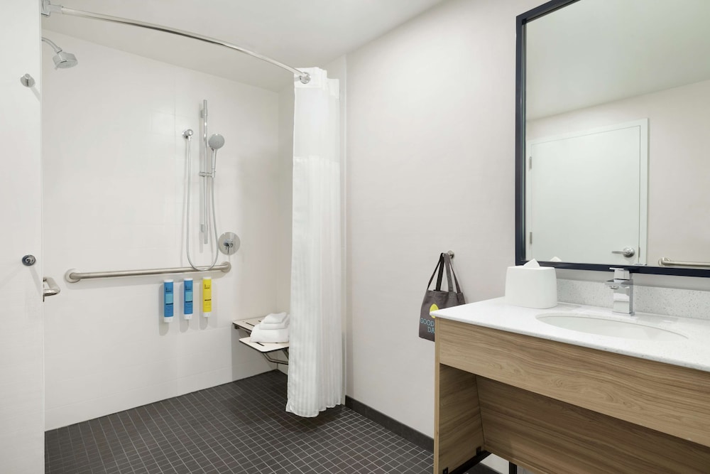 Room, 2 Queen Beds, Accessible (Roll-In Shower) photo 2