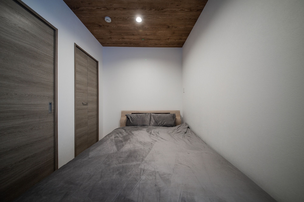 Basic Apartment - Photo 13