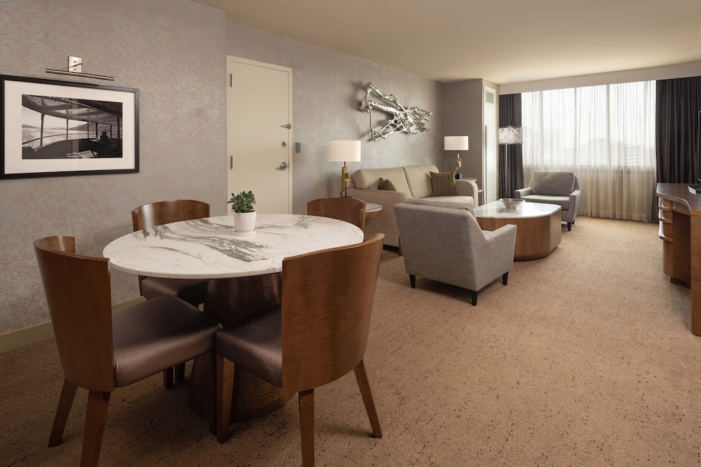 Junior Suite, 1 King Bed with Sofa bed (Mobility/Hearing Access, Roll-in Shwr) - Photo 4