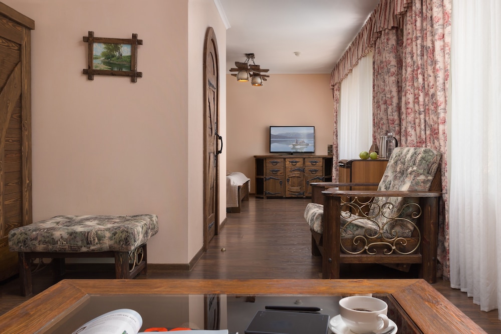 Superior Room, 1 King Bed, Non Smoking photo 3