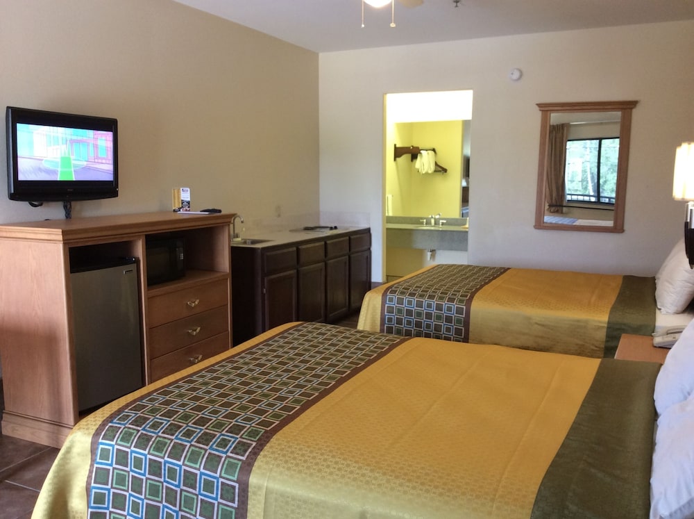 Deluxe Room, 2 Queen Beds, Smoking - Photo 9