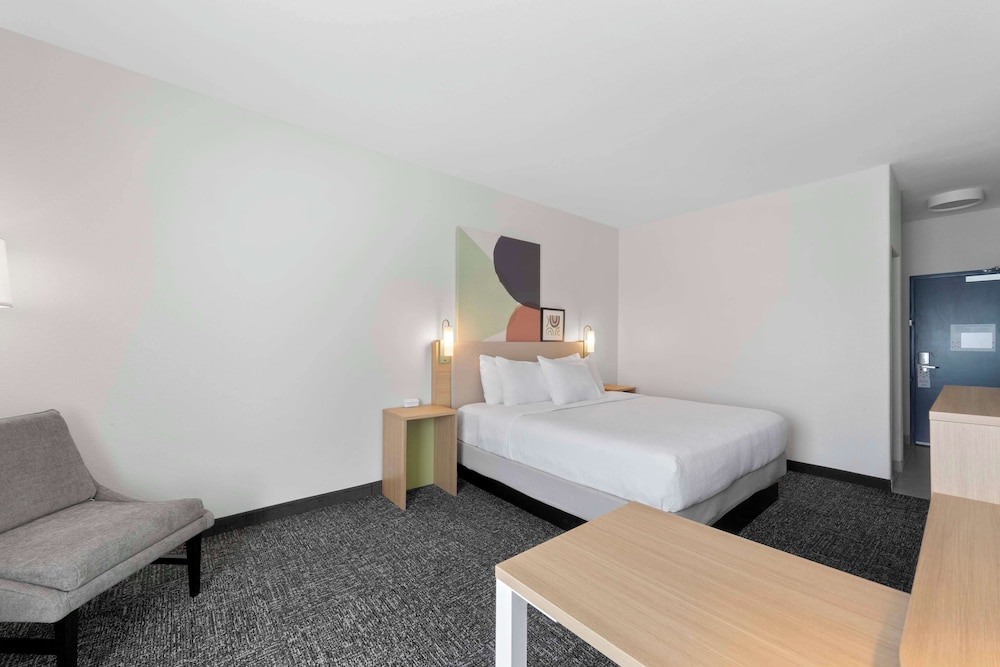 Room, 1 King Bed - Photo 4