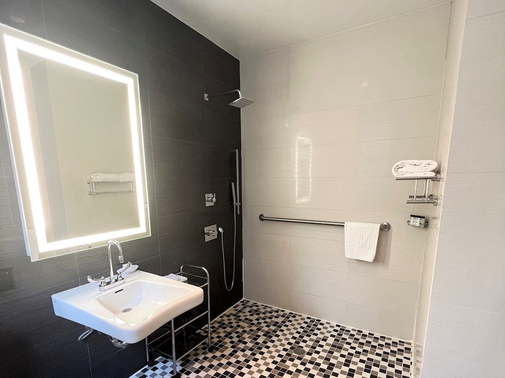 Deluxe Room, 1 King Bed, Accessible - Photo 5