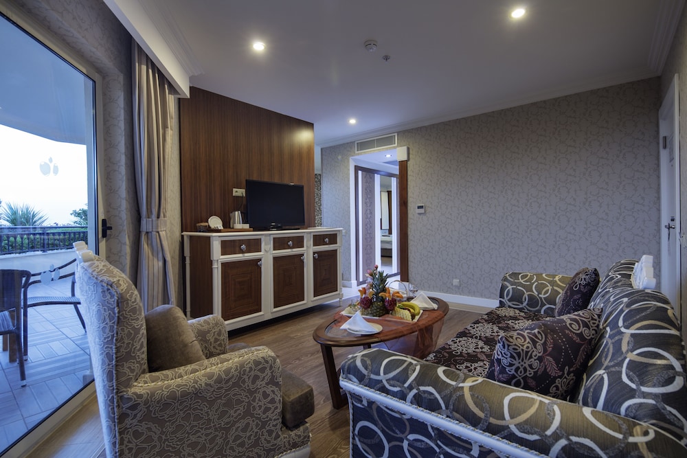 Royal Suite, Hot Tub, Partial Sea View photo 2