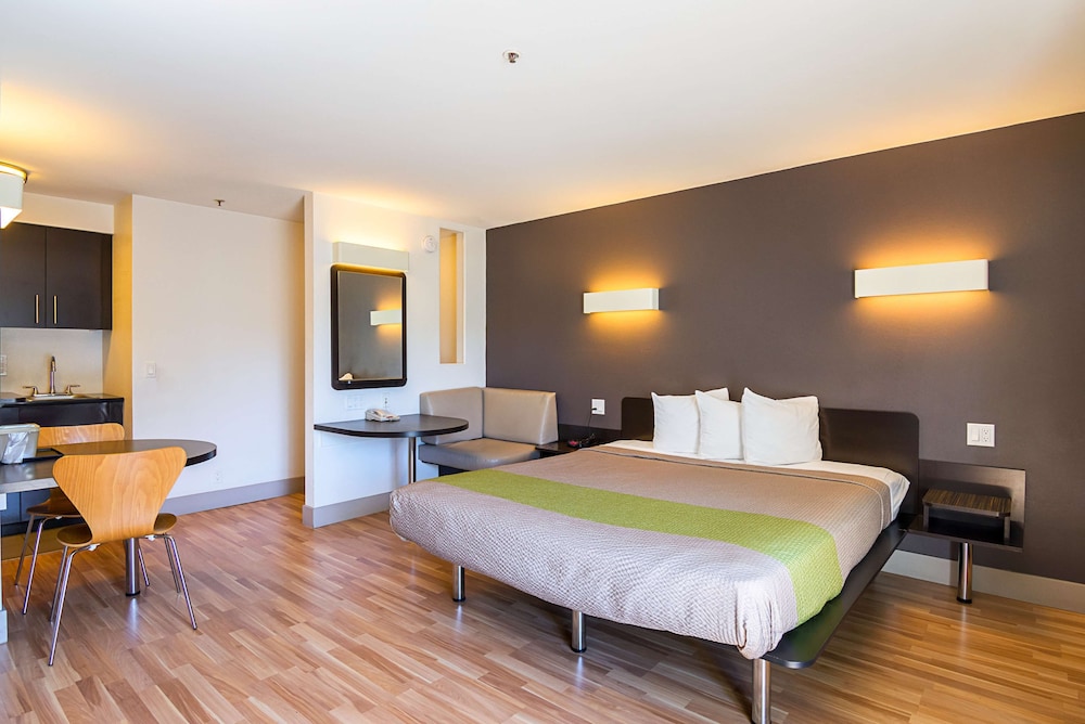 Standard Room, 1 King Bed, Non Smoking photo 3