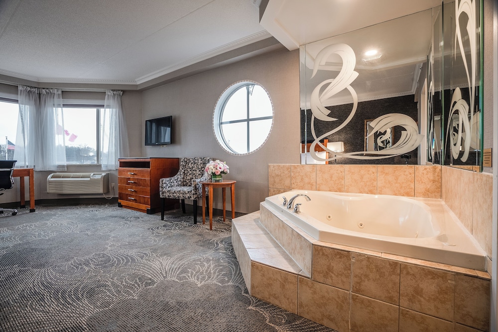 King Suite with Jetted Tub photo 3