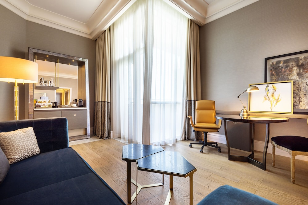 Club Room, 1 King Bed, Club Lounge Access - Photo 16