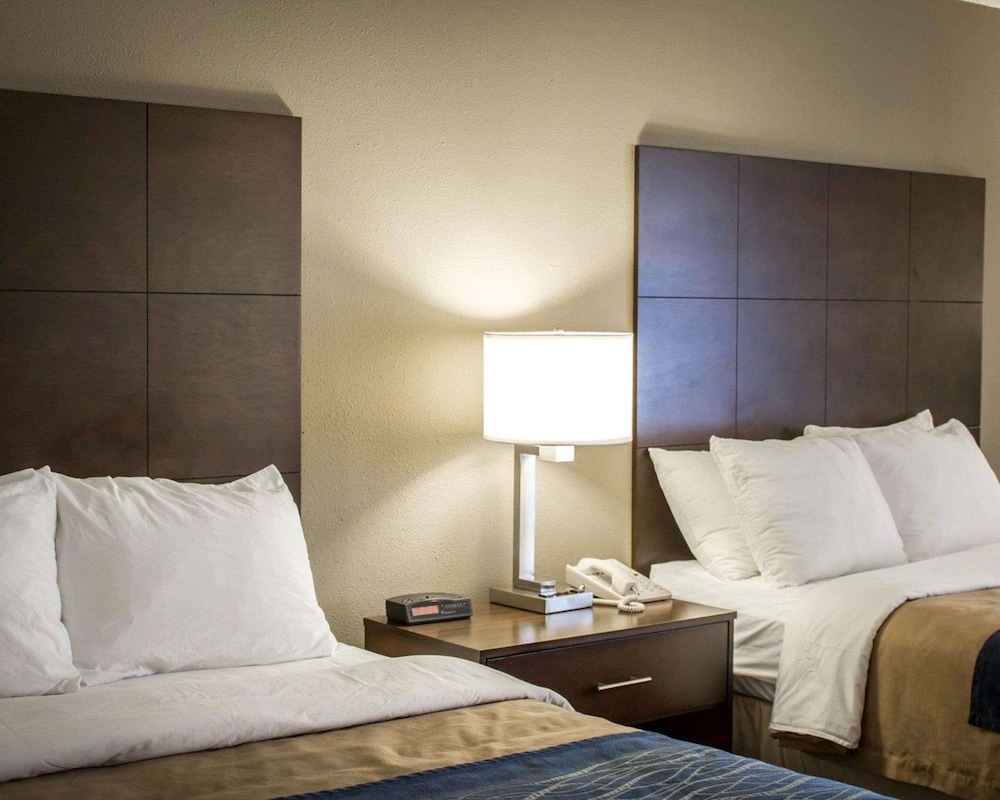 Standard Room, 2 Queen Beds, Non Smoking - Photo 1